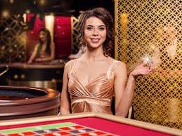 Bangladesh players browsing 365 app sports and casino sections on mobile